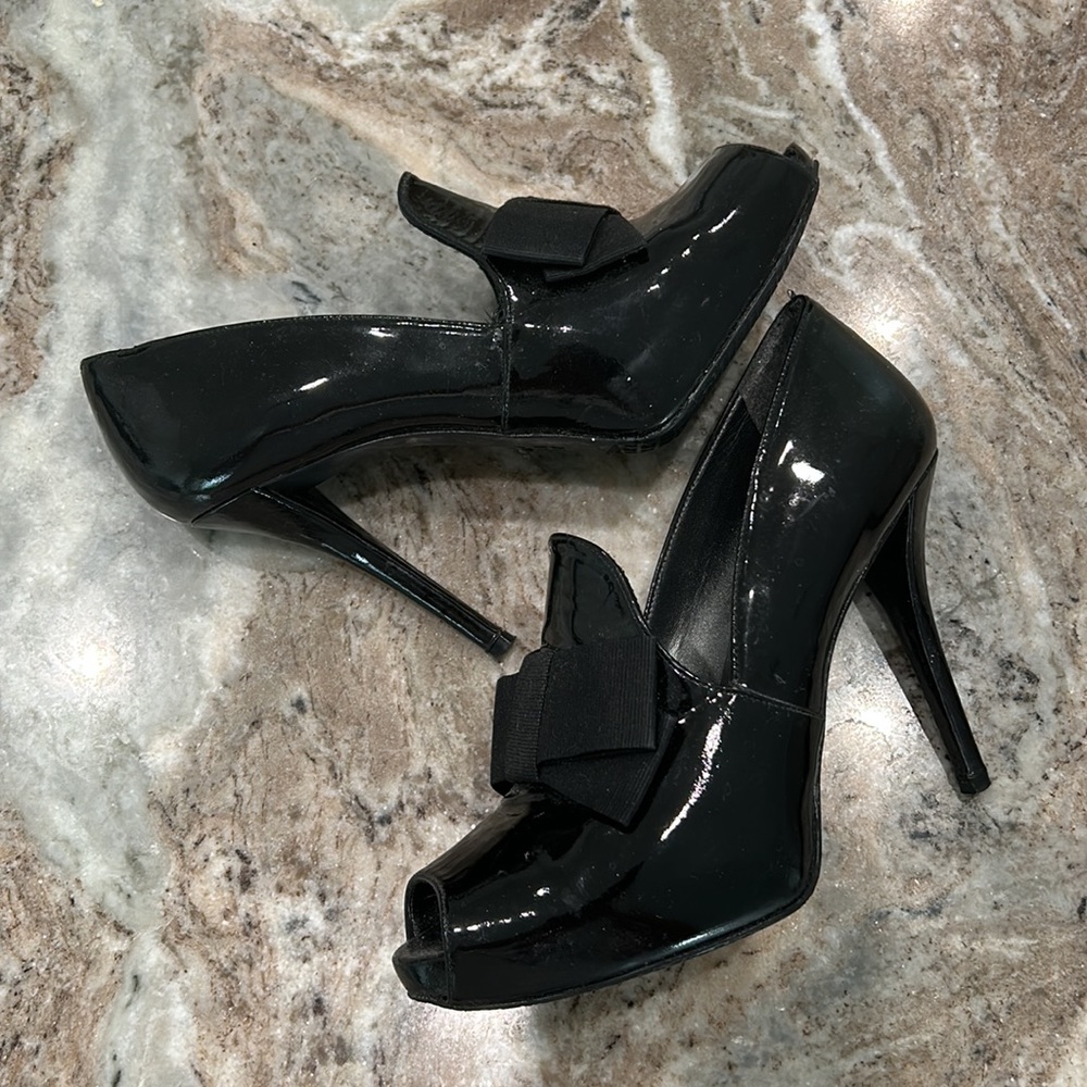 Stuart Weitzman peep toe stilettos. Patent leather.